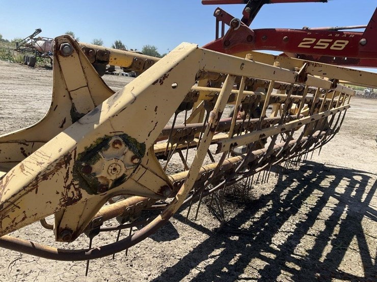 new-holland-260-image-15