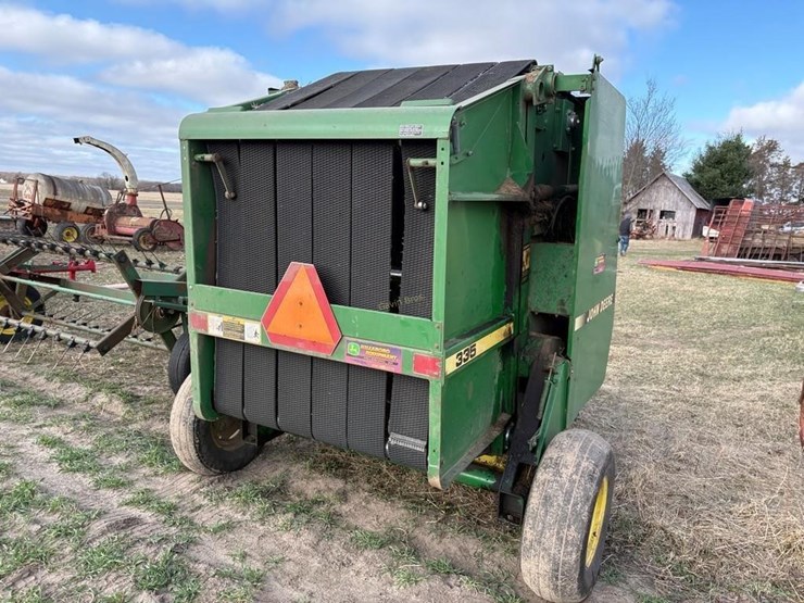 john-deere-335-image-4