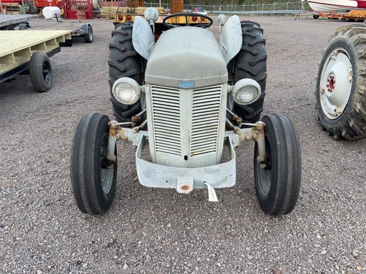 #3068-•-ferguson-tractor-image-2