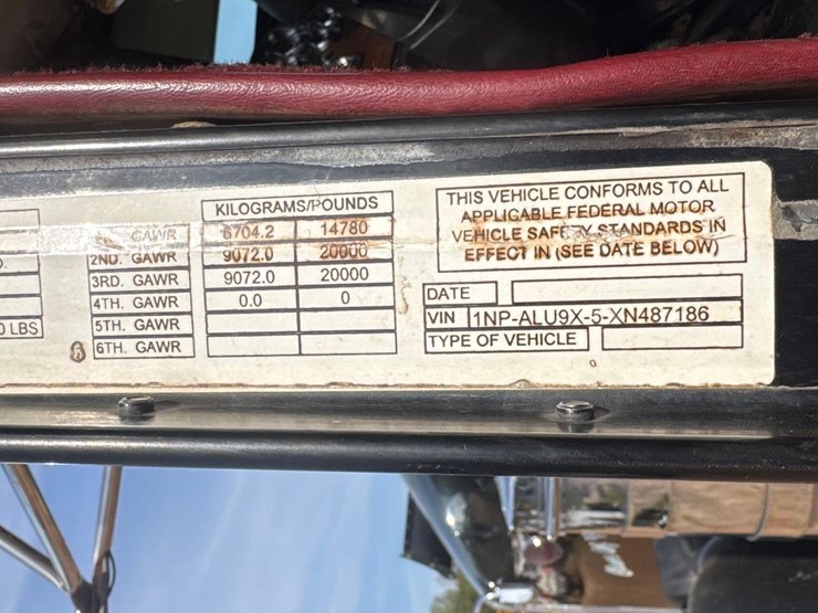 1999-peterbilt-357-image-16