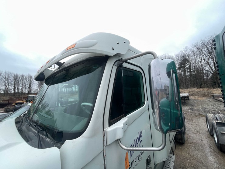 #238-•-2007-freightliner-semi-tractor-(title-in-delay)-(denmark,-wi)-image-13