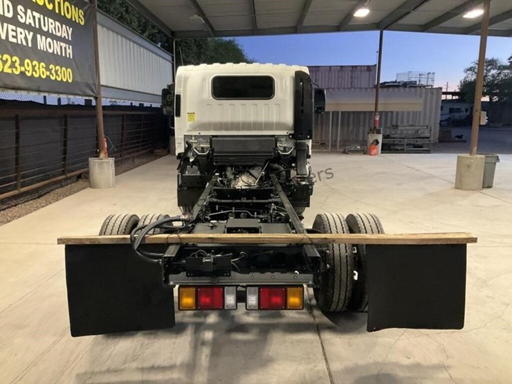 2016-isuzu-npr-image-6