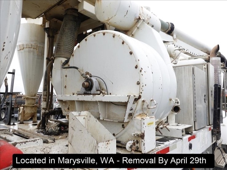 2011-peterbilt-348-image-17