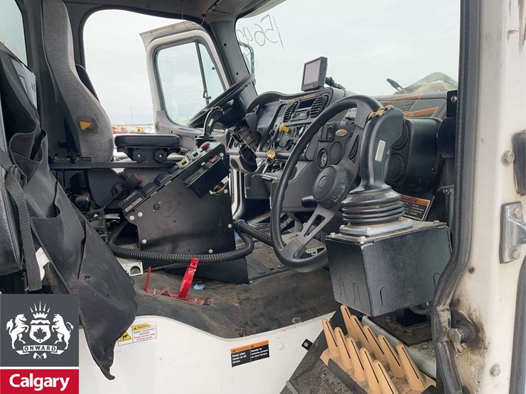 2016-freightliner-m2-106-image-19