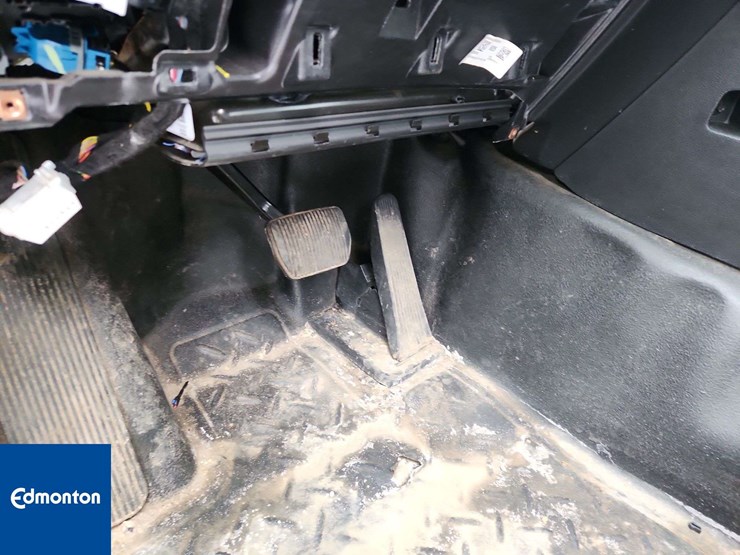 2020-ford-explorer-image-24