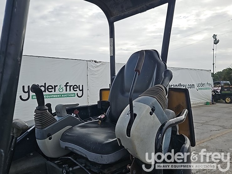 2015-deere-27d-image-31