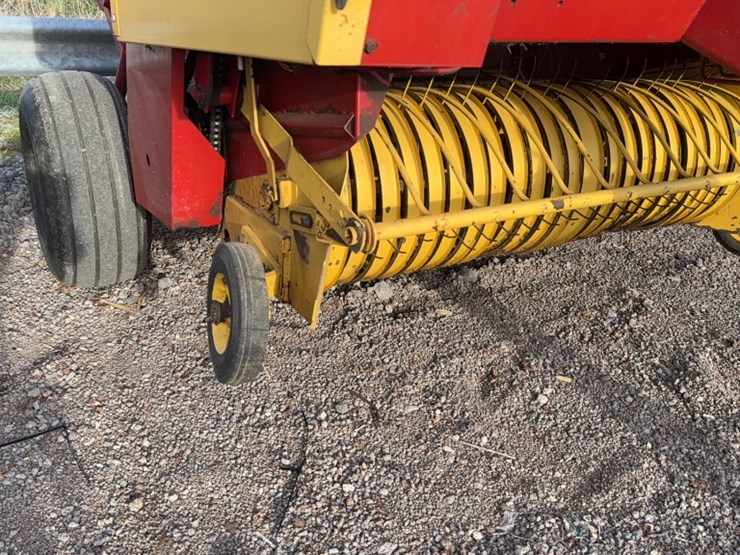 new-holland-853-image-3