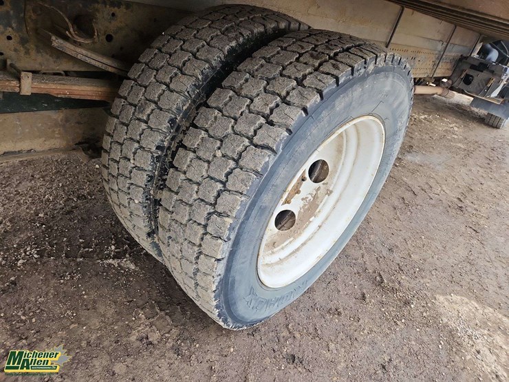 2016-isuzu-npr-image-26