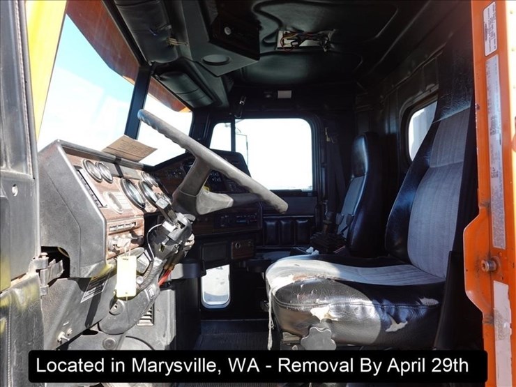 2000-freightliner-fld120-image-16