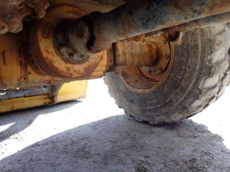 2011-deere-304j-image-40