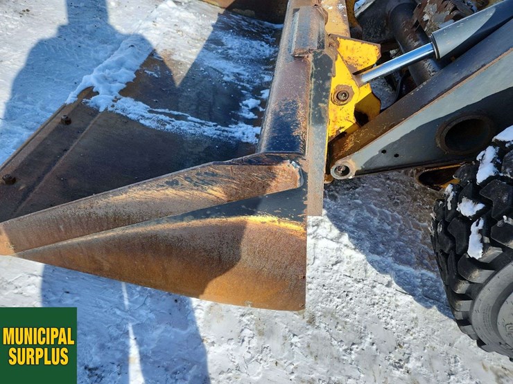 2015-deere-326e-image-26