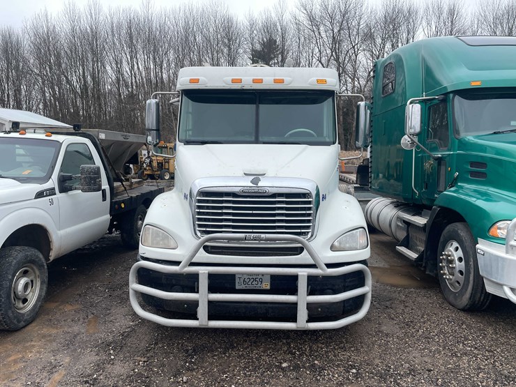 #238-•-2007-freightliner-semi-tractor-(title-in-delay)-(denmark,-wi)-image-2