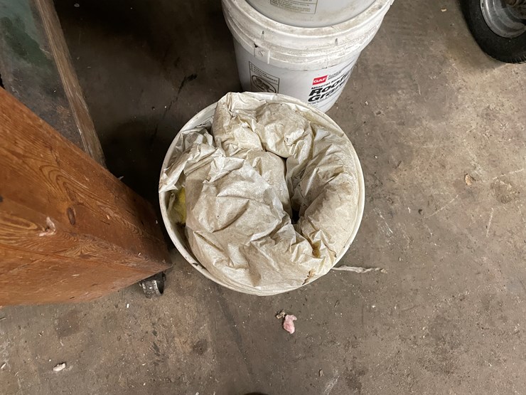 #2553-•-(4)-5-gallon-buckets-(columbia-heights,-mn)-image-4