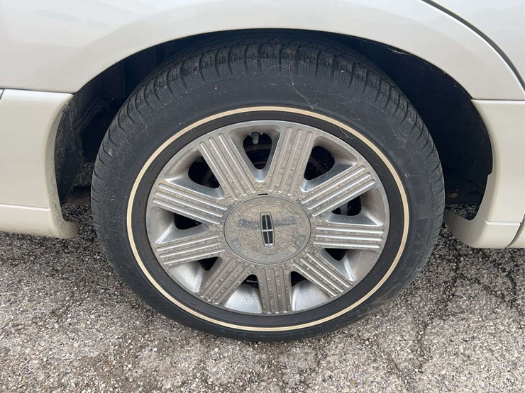 2005-lincoln-town-car-image-36