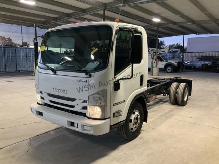 2016-isuzu-npr-image-4