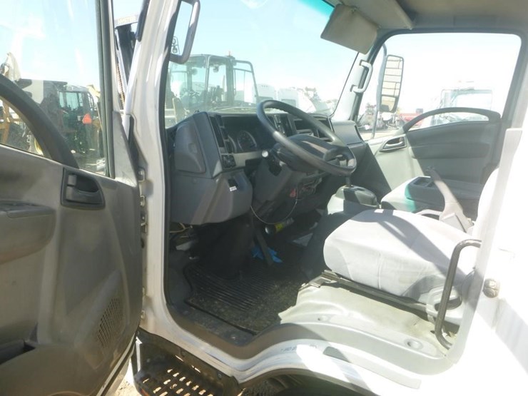 2016-isuzu-nqr-image-10