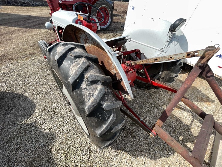 1948-ford-8n-image-14