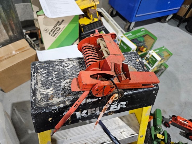 #986-•-tru-scale-1/16-metal-toy-square-baler-image-1