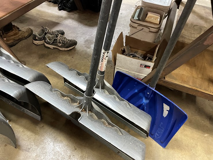 #2568-•-plastic-snow-shovels-(columbia-heights,-mn)-image-7