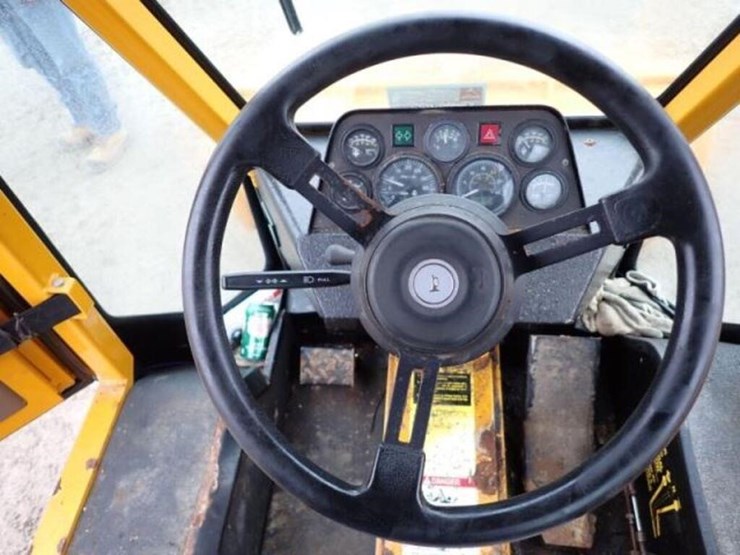 2004-trackless-rmt5t-series-v-4x4-sidewalk-tractor-image-13