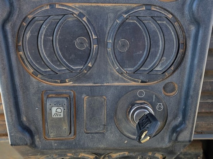 2005-caterpillar-d4g-xl-image-78