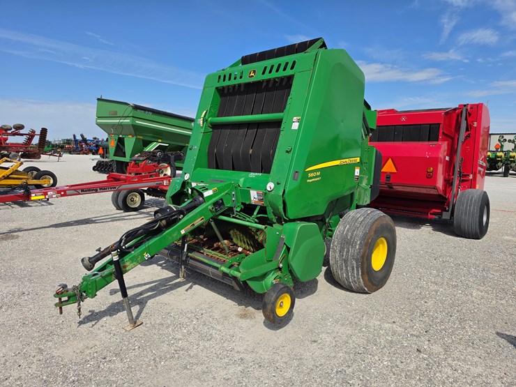 2019-john-deere-560m-image-1