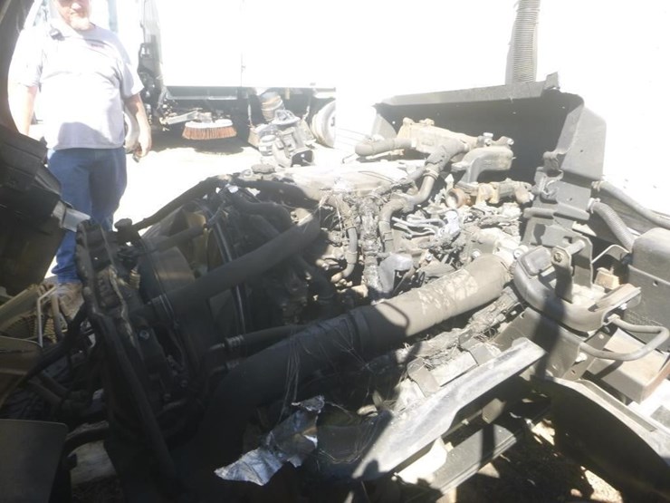 2016-isuzu-nqr-image-14