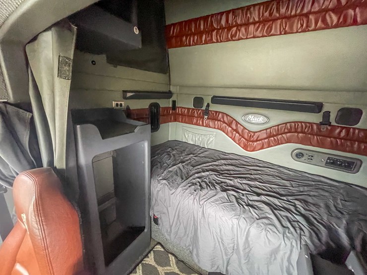 #236-•-2011-mack-semi-tractor-(title-in-delay)-(denmark,-wi)-image-39