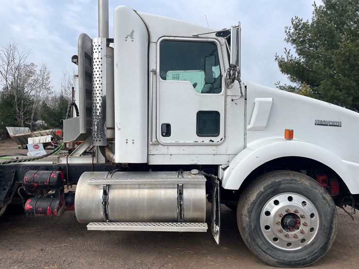 #240-•-2005-kenworth-truck-tractor-(has-mn-title)-(mora,-mn)-image-2