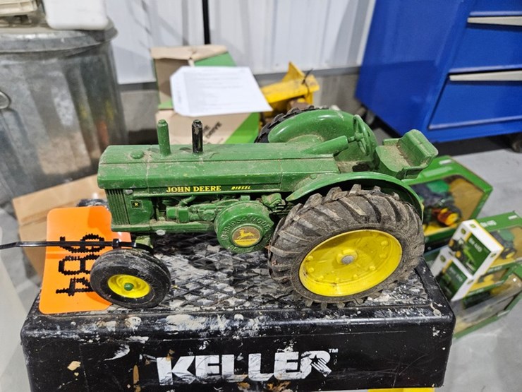 #984-•-john-deere-model-r-1/16-die-cast-toy-tractor-image-2