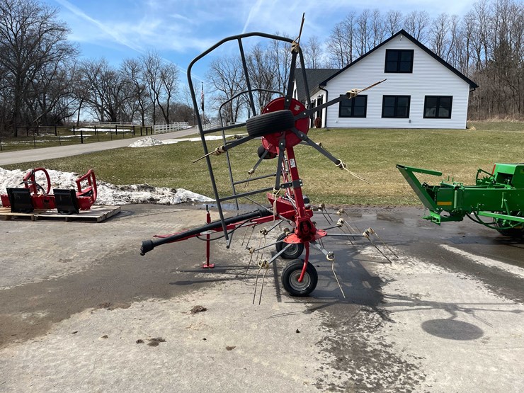 #146-•-h&s-hay-tedder-(stoughton,-wi)-image-4
