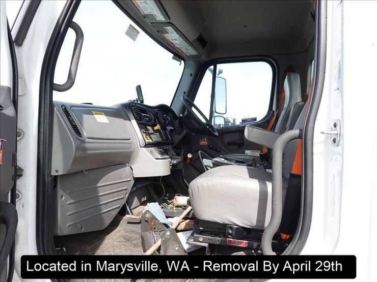 2020-freightliner-m2-106-image-11