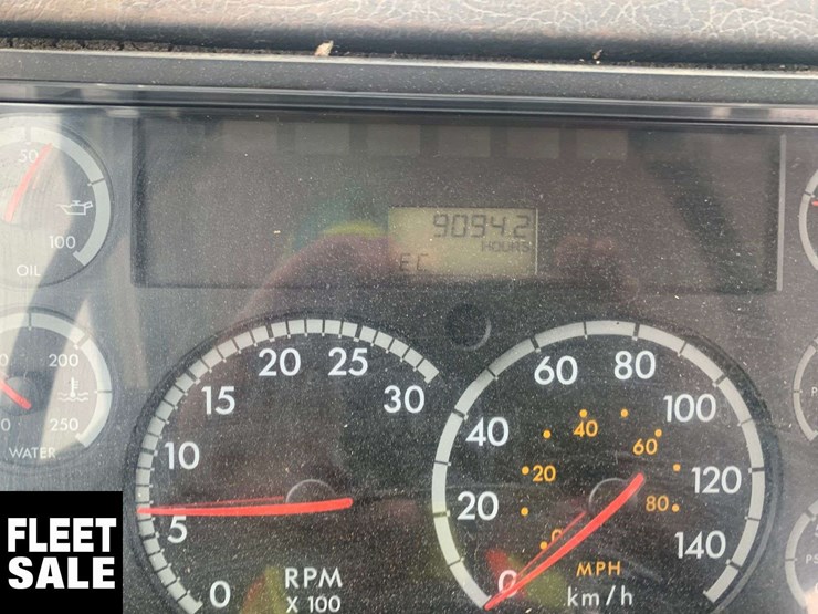 2003-freightliner-fl106-image-19