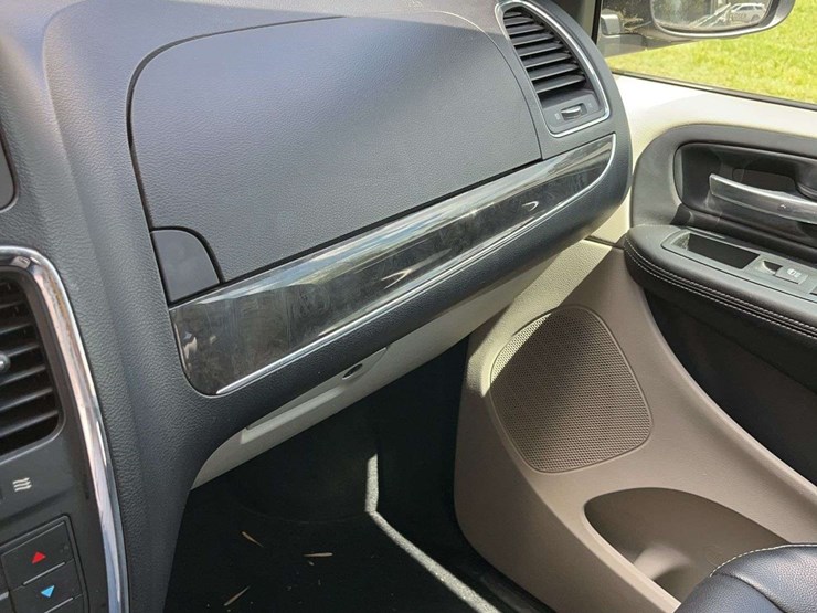 2012-chrysler-town-&-country-image-11