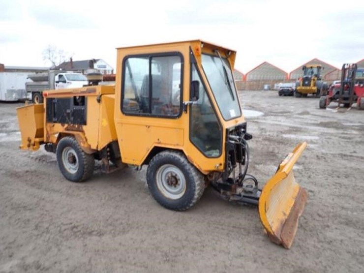 2004-trackless-rmt5t-series-v-4x4-sidewalk-tractor-image-3