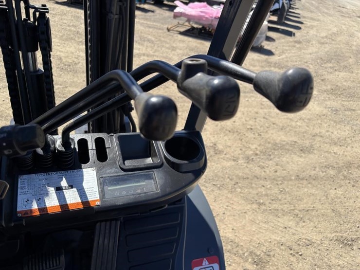 2017-toyota-8fgu30-image-23