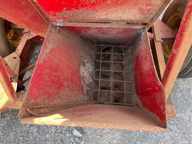 new-holland-353-image-7