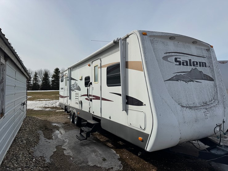 seller-#26.--2009-salem-camper,-31-feet,-bumper-hitch,-3-slides,-awning-image-1