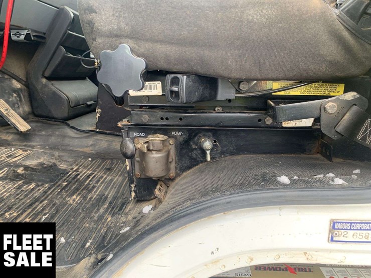 2001-freightliner-fl106-image-12