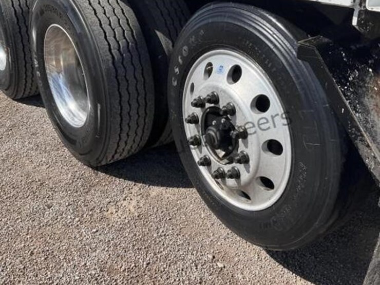 2014-peterbilt-320-image-8