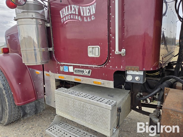 2000-freightliner-fld120-image-14