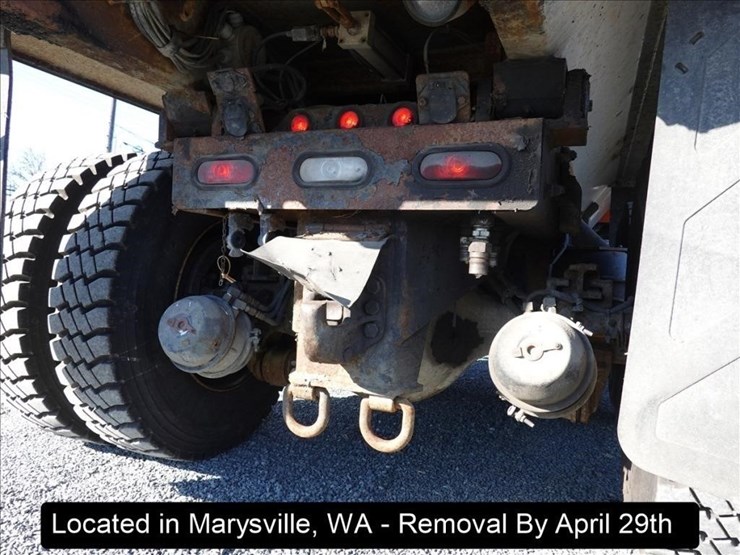 2001-freightliner-fld120-image-36