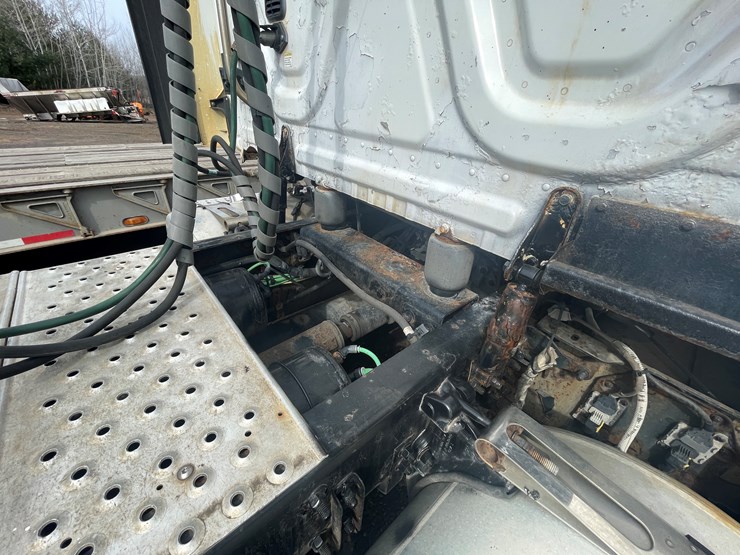 #232-•-2016-freightliner-truck-tractor-(has-wi-title)-(mora,-mn)-image-12