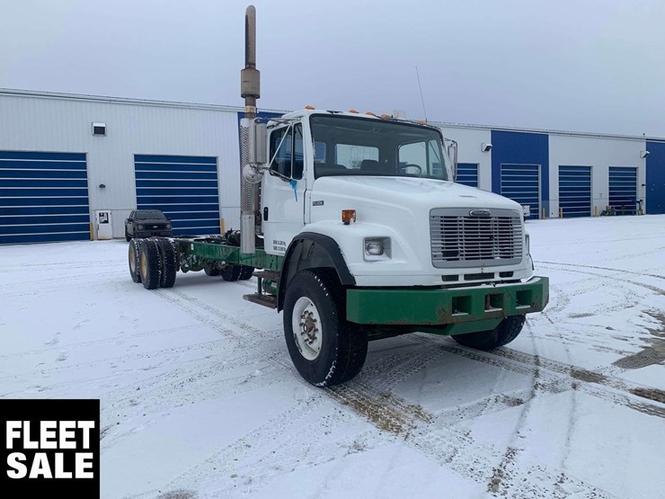 2001-freightliner-fl106-image-2