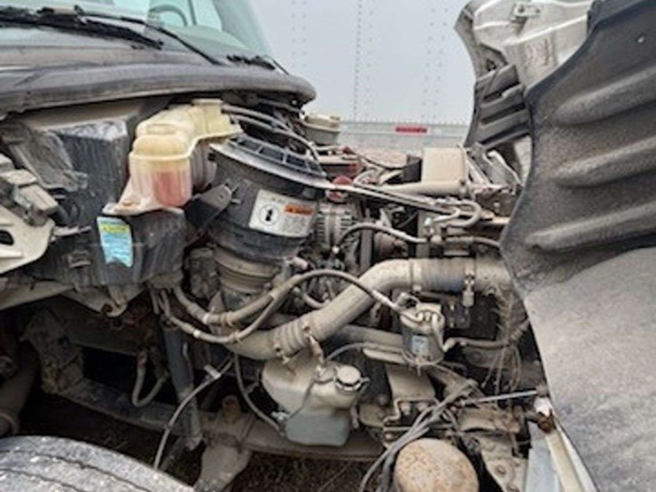 2013-freightliner-m2-106-image-13
