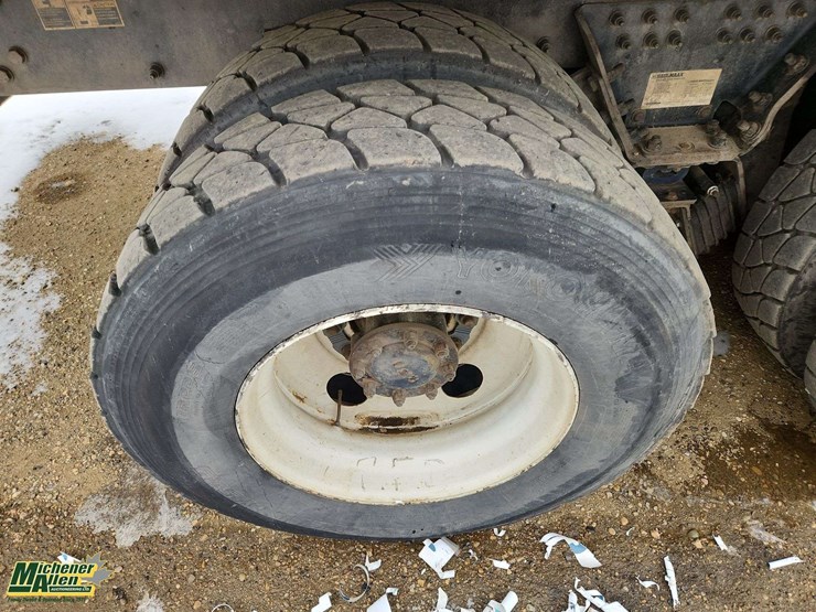 2019-peterbilt-520-image-10