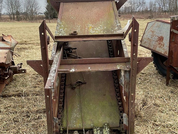 gleaner-fordson-mounted-combine-image-33