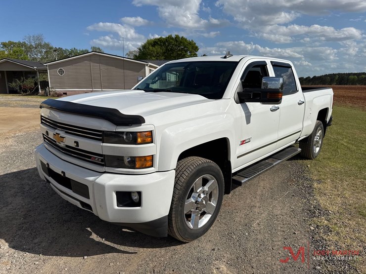 2018-chevrolet-silverado-2500-lt-image-3