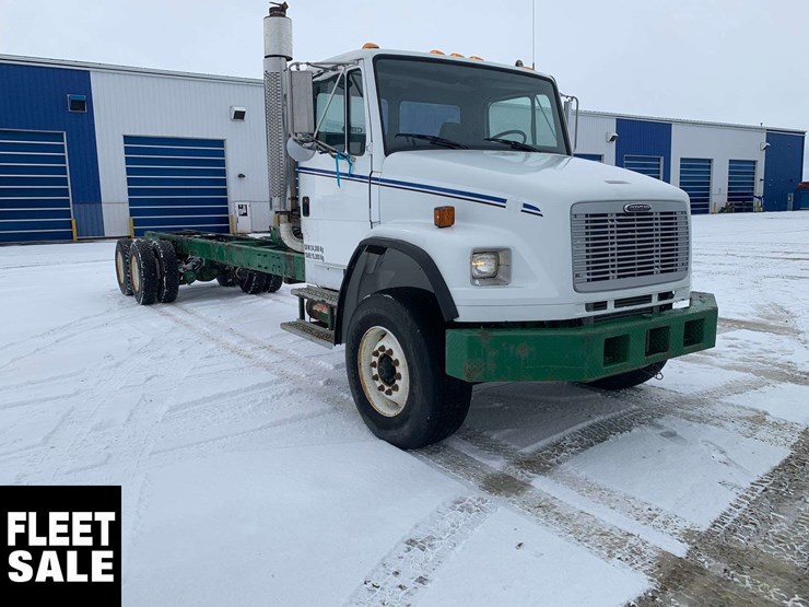 2003-freightliner-fl106-image-2