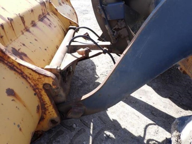 2014-deere-324j-image-21